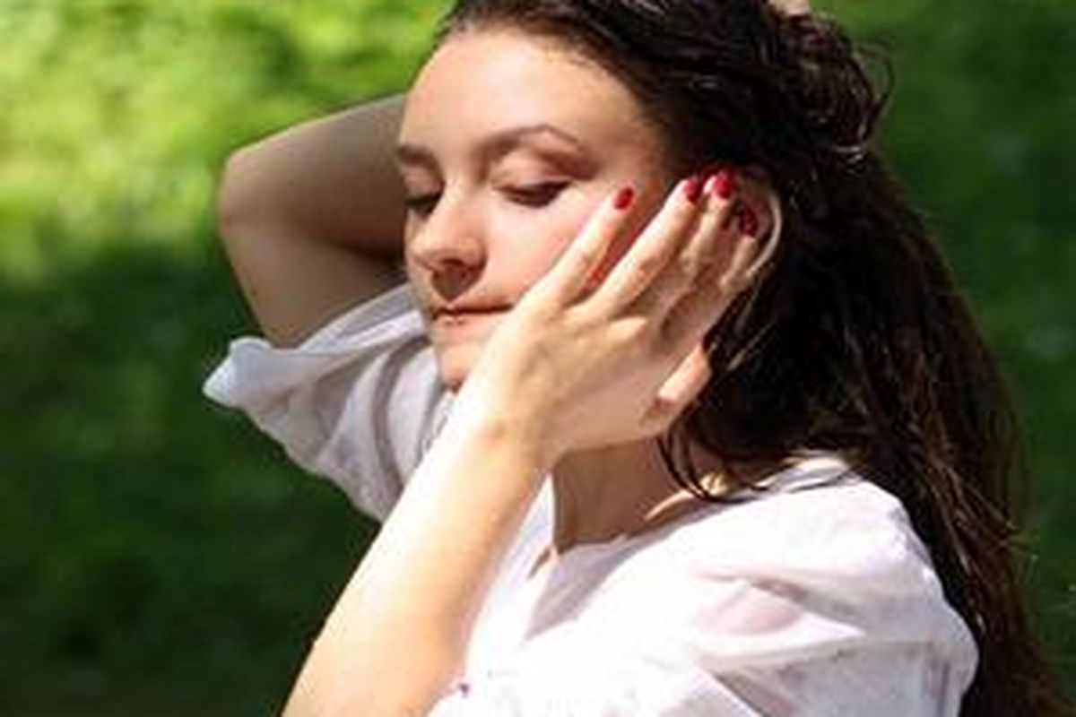 Saat rambut basah terkena air hujan, usahakan untuk segera keramas.