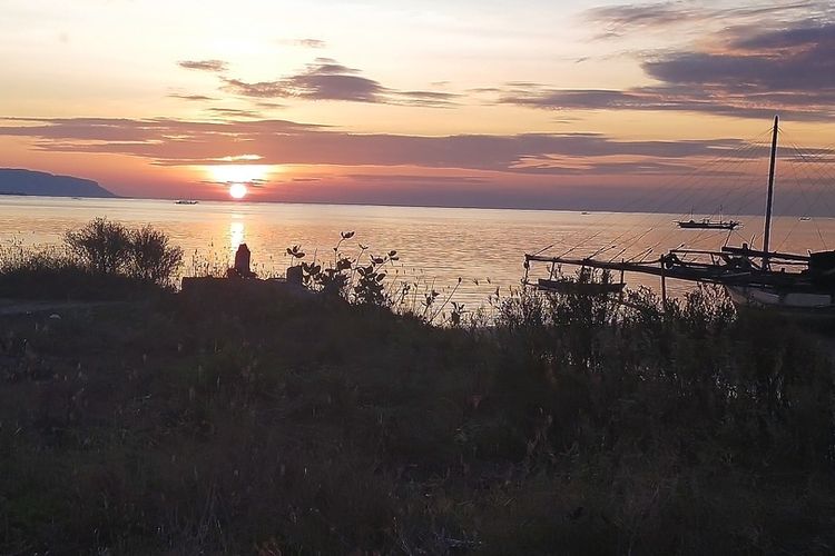 Pantai Nanga Lirang, Desa Satarpadut, Kecamatan Lambaleda Utara (LAUT), Kabupaten Manggarai Timur, NTT, Minggu, (31/7/2022) menjadi tempat menikmati matahari terbenam, (Sunset) di Pantai Utara (Pantura). (KOMPAS.com/MARKUS MAKUR)