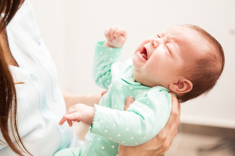 Bayi baru lahir hingga berusia 6 bulan tidak diperbolehkan minum air putih karena sudah mendapat asupan nutrisi dan cairan yang cukup dari ASI ataupun susu formula. 