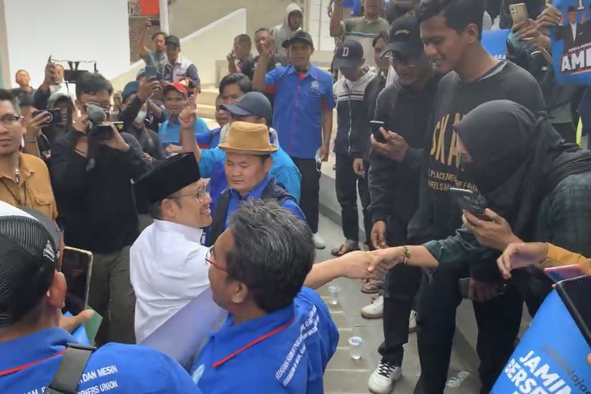 Para buruh berebut berjabat tangan dengan calon wakil presiden nomor (cawapres) urut 1, Muhaimin Iskandar di Gedung Joang 45, Tambun Selatan, Kabupaten Bekasi, Senin (18/12/2023). 
