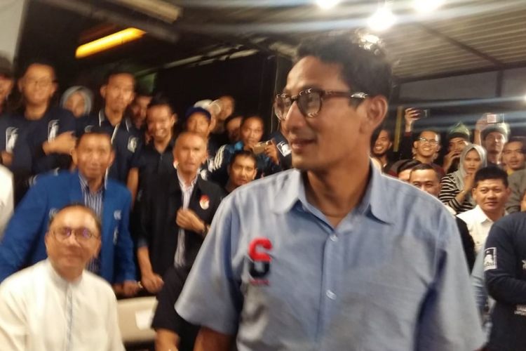 Cawapres Sandiaga Uno di acara dialog dan ngopi bareng wirausaha milenial di Warkop 45 Pekanbaru, Riau, Senin (12/11/2018).