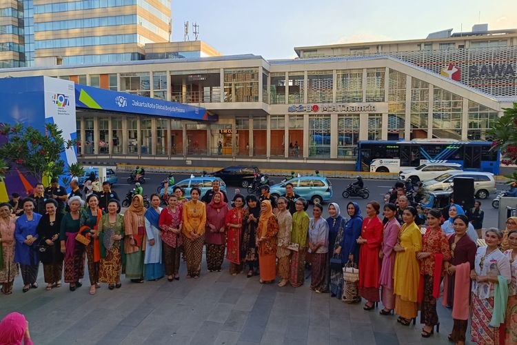 Kowani berkolaborasi dengan Persatuan Insan Kolintang Indonesia dan komunitas kebaya menggelar peragaan busana berkebaya yang diikuti perempuan dari lintas generasi di Anjungan Sarinah, Jakarta, pada Rabu (26/6/2024).