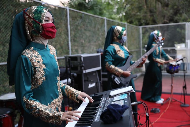  Penampilan Kasidah EzzurA pada pembukaan acara donasi melalui pertunjukan virtual Panggung Kahanan di rumah dinas Gubernur Jateng, Senin (11/05/2020).