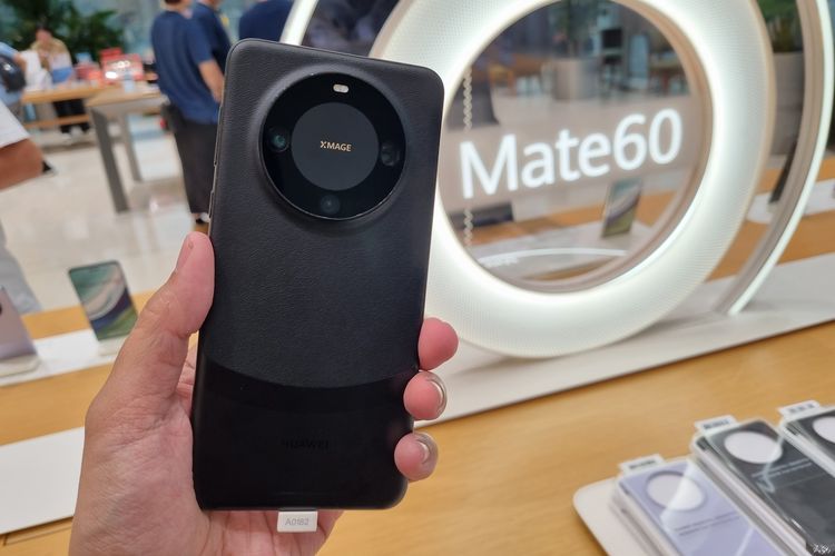 Huawei Mate 60 Pro Plus memiliki tiga kamera belakang dan satu led flash yang ditempatkan dalam modul lingkaran. Ukuran modul ini cukup besar dan memakan ruang sekitar 1/3 dari bodi ponsel. Menurut keterangan staf gerai Huawei Shenzchen di China, ketiga kamera belakang itu terdiri dari kamera utama 48 MP, kamera ultrawide 40 MP, dan periskop 48 MP.