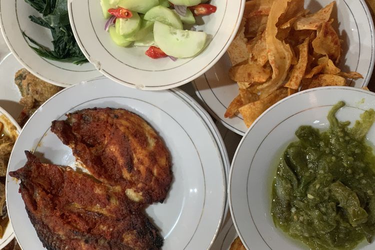 Aneka lauk pauk untuk makan bajamba, tradisi makan khas Minangkabau di Rumah Makan Sawah Laman Pincuran 7, dalam rangkaian Familiarization Trip Kementerian Pariwisata RI bersama Travel Agent Malaysia ke Sumatera Barat, Selasa (28/10/2025).