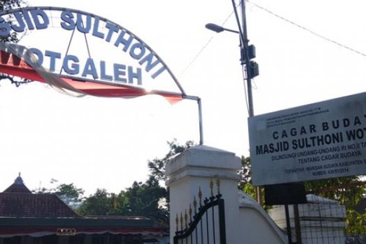 Cagar budaya peninggalan zaman Kerajaan Mataram Islam, Masjid Sulthoni Wotgaleh masih berdiri kokoh di sebelah selatan Bandara Adisucipto Yogyakarta meski usianya sudah ratusan tahun. 
