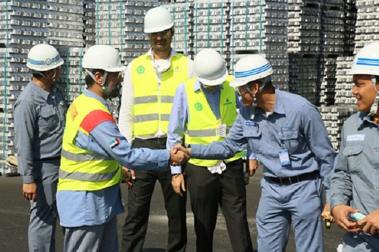 Manager Pabrik Pencetakan Alumunium Inalum Agus Wibowo berjabat tangan dengan Vice President GEA Abdalla Al-Zarooni.