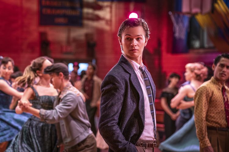 Ansel Elgort dalam adegan film West Side Story (2021)