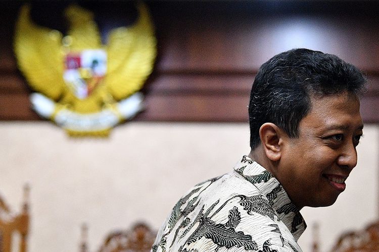 Terdakwa kasus dugaan suap jual beli jabatan di lingkungan Kementerian Agama yang juga mantan Ketua Umum PPP Romahurmuziy meninggalkan ruangan saat jeda sidang eksepsi di Pengadilan Tipikor, Jakarta, Senin (23/9/2019). ANTARA FOTO/Sigid Kurniawan/ama.