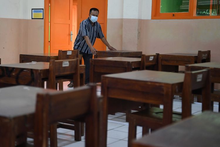 Pekerja menata bangku di ruang kelas sekolah di SMA Negeri 87, Jakarta, Selasa (24/8/2021). Jakarta sedang bersiap menggelar pembelajaran tatap muka. ANTARA FOTO/Hafidz Mubarak A/foc.