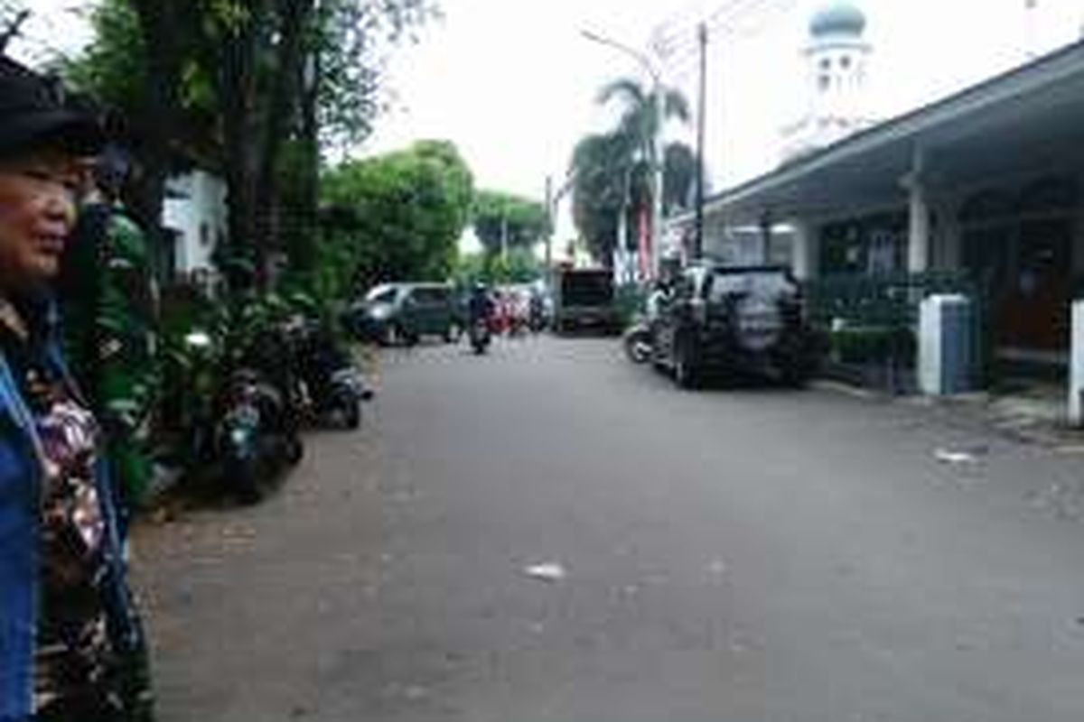 Pendataan kios yang berada di lingkungan Asrama 3 Mei atau di sekitar Komplek Kodim 0505, Kramatjati, Jakarta Timur diwarnai protes. Para pedagang yang didata kecewa karena aksi pendataan ini diwarnai penutupan kios. Jumat (1/4/2016)