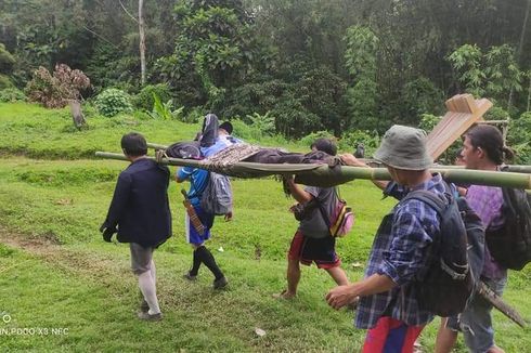 Cerita Dokter di Pedalaman Kalimantan, Miris Lihat Pasien 6 Jam Digotong ke Puskesmas