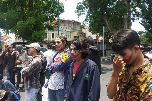 Unik, Demo di DPRD NTB, Mahasiswa Berdandan seperti Joker