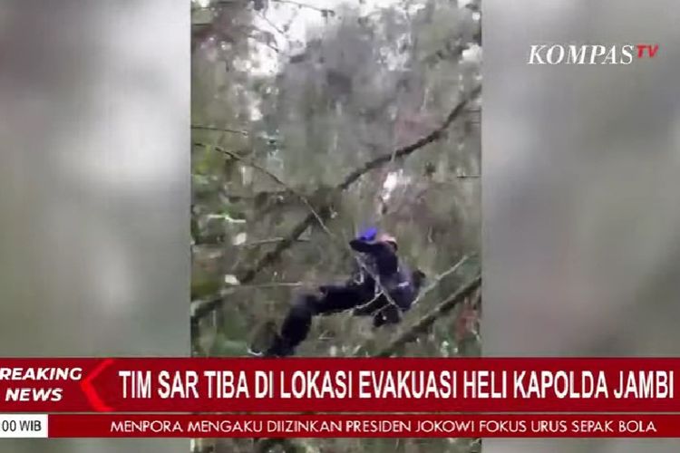 Tim evakuasi berhasil turun ke lokasi Kapolda Jambi Irjen Pol Rusdi Hartono dan rombongan penumpang yang mendarat darurat di Bukit Tamia, Muara Emat, Kerinci.