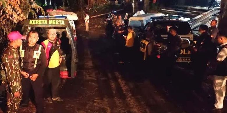 Suasana penjemputan tiga jenazah anggota Brimob yang meninggal tersambar petir di Gunung Ringgit, Senin (16/12/2019) malam.

