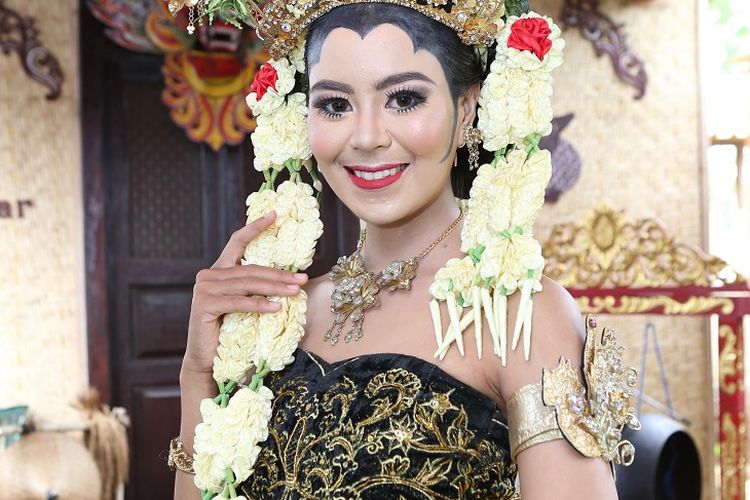 Pengantin perempuan suku Osing, Banyuwangi DOK. Shutterstock/Gunungsari Photo