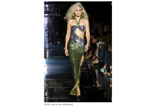Gigi Hadid Berbalut Dress Glitter di New York Fashion Week