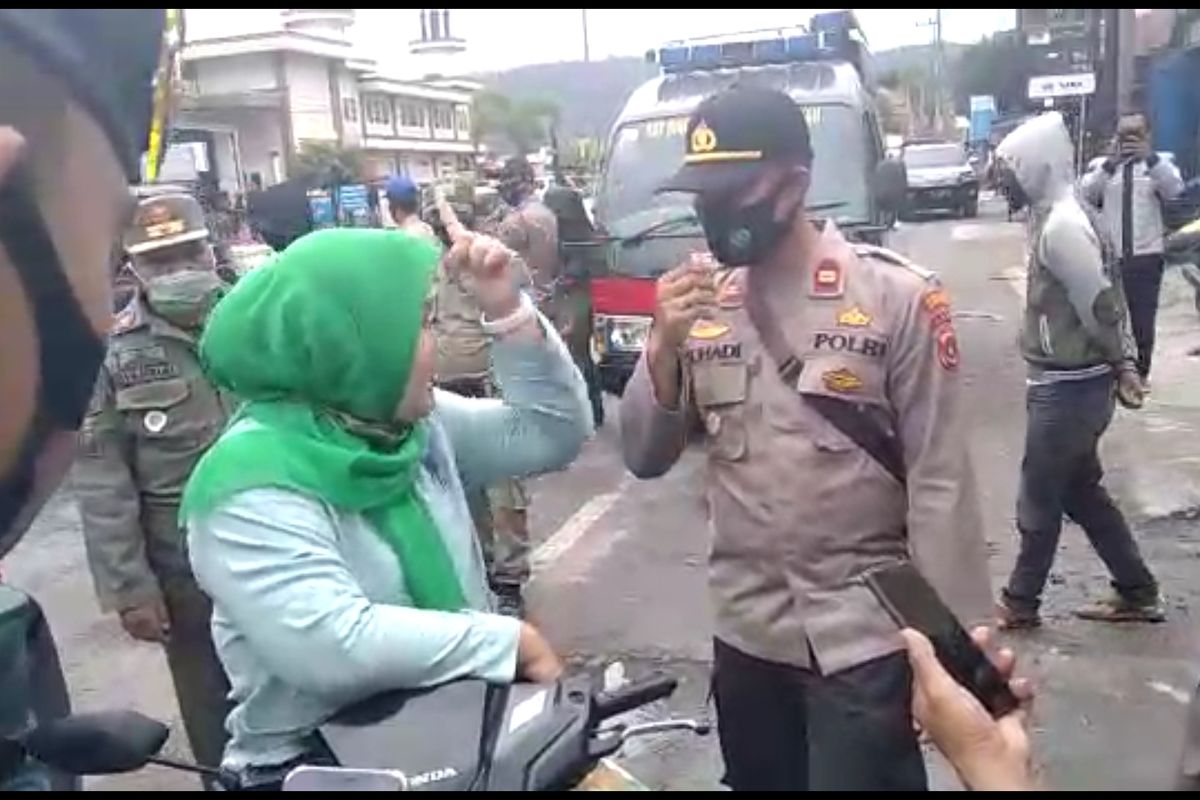 Beginilah suasana saat seorang perempuan melawan petugas kepolisian dan Satpol PP dan WH di Takengon, Aceh Tengah 