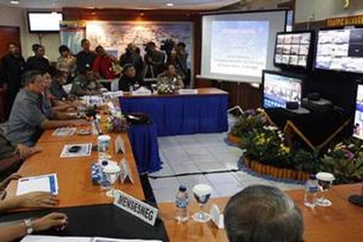 Presiden Susilo Bambang Yudhoyono meninjau posko arus balik Lebaran yang berada di pintu keluar tol Cikampek, Kabupaten Purwakarta, Jabar, Jumat (17/9/2010).