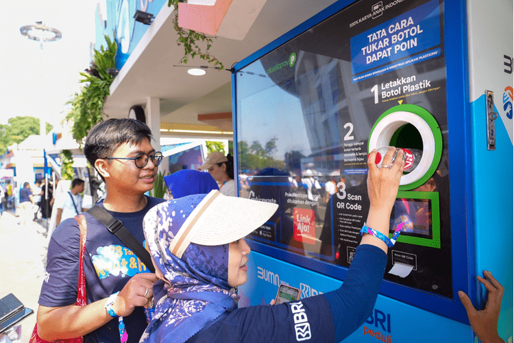 PT Bank Rakyat Indonesia (Persero) Tbk atau BRI menginisiasi Gerakan Anti Sampah ?Yok Kita Gas? sebagai salah satu rangkaian kegiatan Hari Ulang Tahun (HUT) ke-128 BRI di Gelora Bung Karno (GBK), Jakarta, Senin (18/12/2023