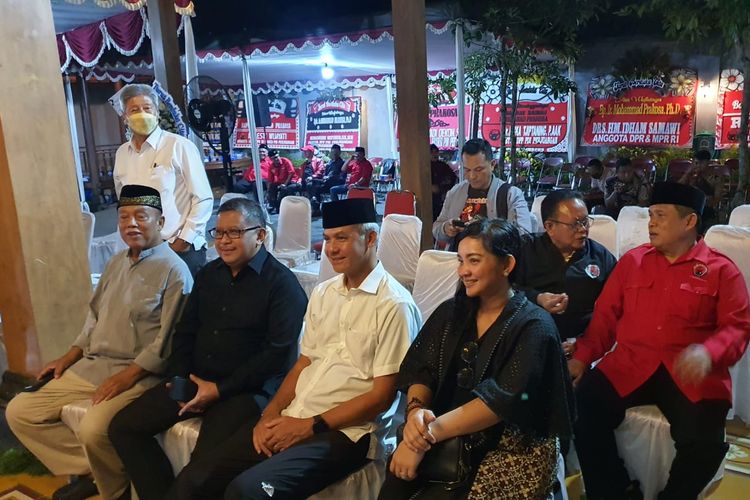 Sekretaris Jenderal DPP PDI Perjuangan (PDI-P) Hasto Kristiyanto bersama Gubernur Jawa Tengah (Jateng) melayat Duta Besar Indonesia untuk Italia M Prakosa, di Bantul.