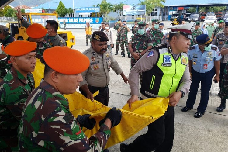 Jenazah Anggota TNI kkrban jatuhnya Heli MI 17 milik TNI AD tiba di Base Ops Lanud Silas Papare, Jayapura, Papua, Sabtu (15/02/2020)