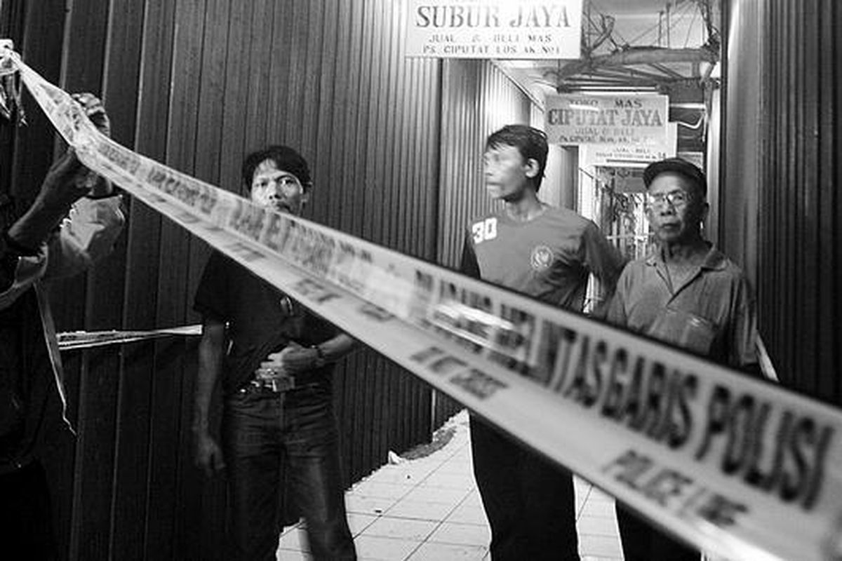 Lokasi perampokan toko emas di Pasar Ciputat, Tangerang Selatan, Banten, Jumat (24/2). Delapan perampok bersenjata api menguras emas di empat toko dan melukai seorang pegawai. Perampokan berlangsung saat aktivitas pasar sedang ramai.