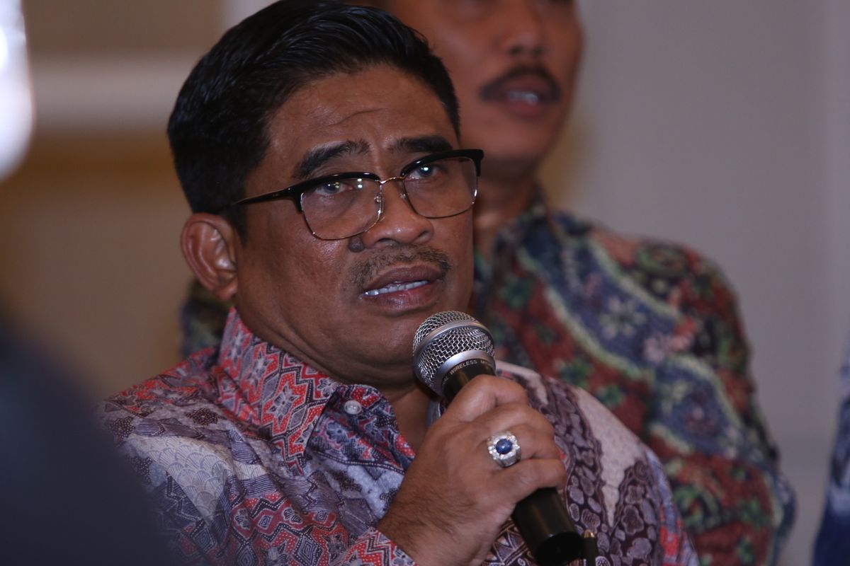 Dirjen Otonomi Daerah Kementerian Dalam Negeri (Kemendagri) Sumarsono memberikan keterangan pers usai acara serah terima nota pengantar tugas PLT (pelaksana tugas) Gubernur DKI Jakarta di Balai Agung, Balai Kota DKI Jakarta, Senin (6/3/2017). Sumarsono kembali menerima tugas PLT Gubernur DKI Jakarta yg di berikan oleh Sekjen Kemendagri Yuswandi A Temenggung.