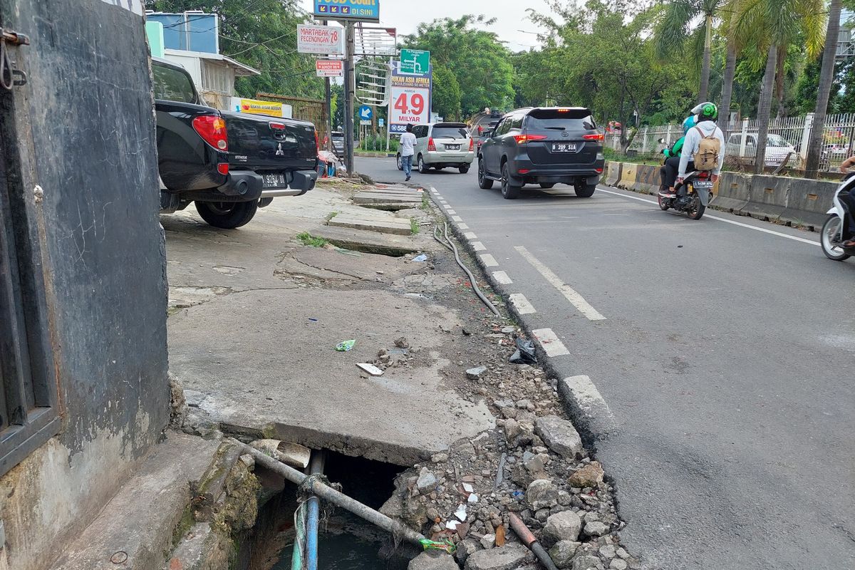 Tempat kejadian kecelakaan lalu lintas di Jalan Panjang, Kedoya Selatan, Kecamatan Kebon Jeruk, Jakarta Barat, pada Sabtu (22/1/2022) sekira pukul 14.00 WIB. 
