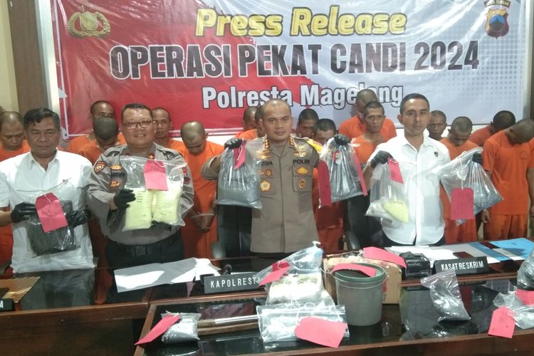 Barang bukti berupa bubuk petasan yang disita Polresta Magelang, Rabu (27/3/2024).