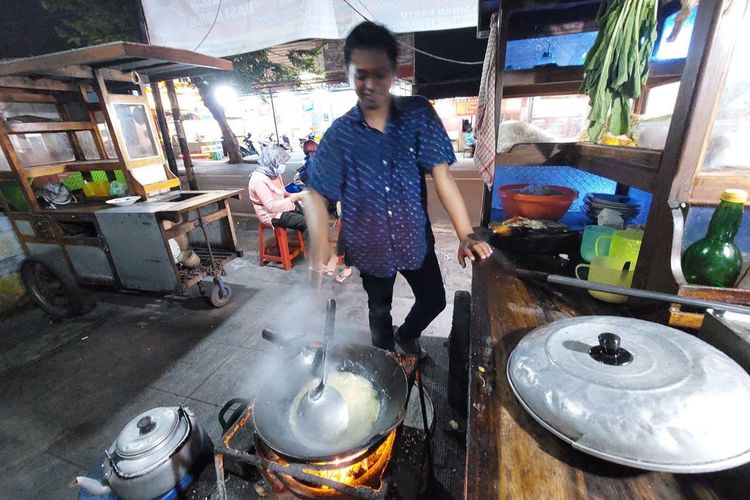 Ilustrasi penjual bakmi jawa di warung Mbah Parto.