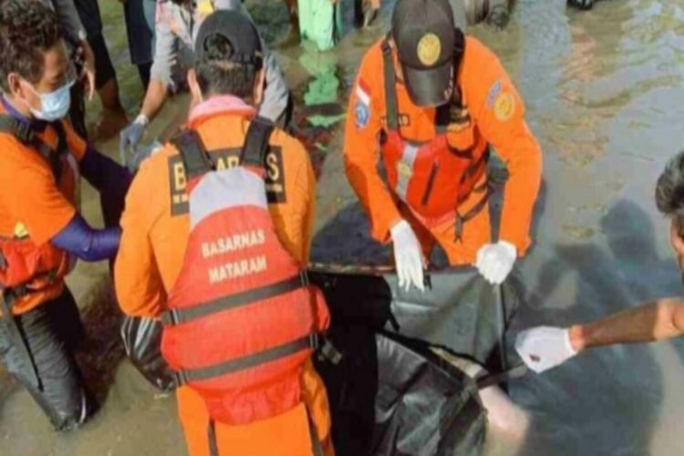 Jenazah korban terseret banjir bandang di Kota Bima saat dievakuasi tim SAR