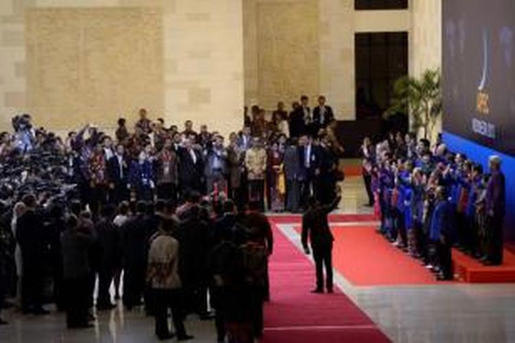 Mengenakan pakain dari kain endek, tenun khas Bali, pemimpin Kerja Sama Ekonomi Asia Pasifik (APEC) bersama pasangannya berfoto bersama sebelum makan malam di Bali Nusa Dua Convention Center, Bali, Senin (7/10/2013).