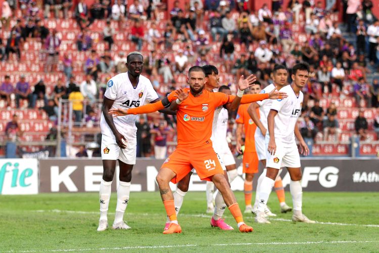 Kapten Borneo FC Diego Michiels dijaga ketat pemain Persik Kediri saat pertandingan pekan ke-1 Liga 1 2023-2024 yang berakhir dengan skor 1-1 di Stadion Brawijaya Kediri, Senin (3/7/2023) sore. 