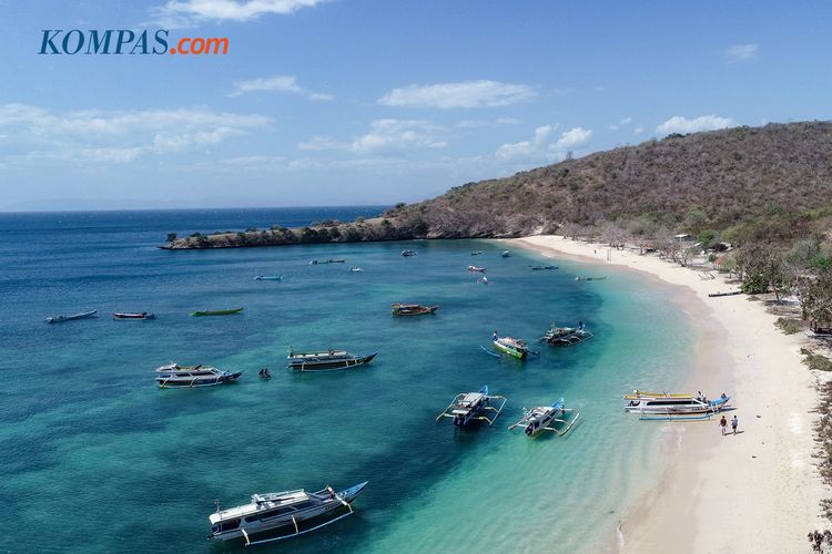 KEINDAHAN ALAM INDONESIA - Lanskap pantai pink di Jerowaru, Lombok Timur, NTB, Sabtu (3/8/2019). Pantai Pink Lombok merupakan salah satu destinasi wisata di Lombok Timur yang makin populer karena memiliki keindahan alam dan keunikan pasirnya yang berwarna merah muda.