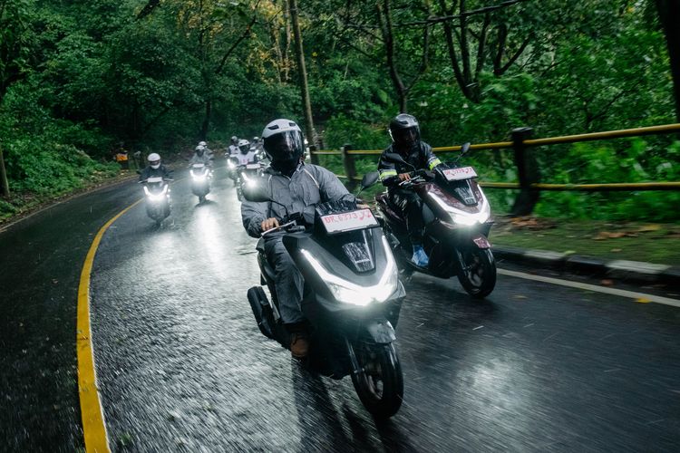 Touring Honda PCX 160 RoadSync di Bali