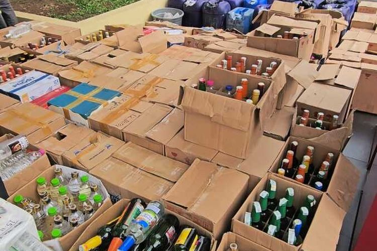 Kapolresta Bandung Kombes Pol Aldi Subartono saat melakukan gelar perkara terkait obat terlarang dan miras di Mapolresta Bandung, Jumat (31/1/2025)