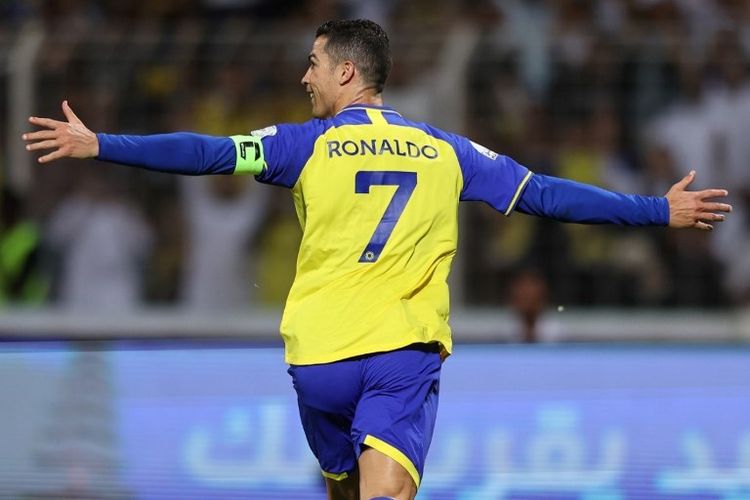 Striker asal Portugal, Cristiano Ronaldo, saat berselebrasi seusai mencetak gol untuk Al Nassr dalam laga kontra Al Wehda pada pekan ke-16 Liga Arab Saudi 2022-23. Laga Al Wehda vs Al Nassr diselenggarakan di Stadion Abdul Aziz pada Jumat (10/2/2023) dini hari WIB. Terkini, Ronaldo mencetak hattrick dalam kemenangan 3-0 Al Nassr atas Damac FC, Sabtu (25/2/2023) (Foto dari AFP)