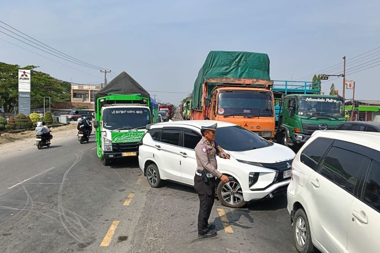 Pikap Berisi 8 Penumpang Tertabrak 2 Truk di Pantura Indramayu, 3 Meninggal di Lokasi