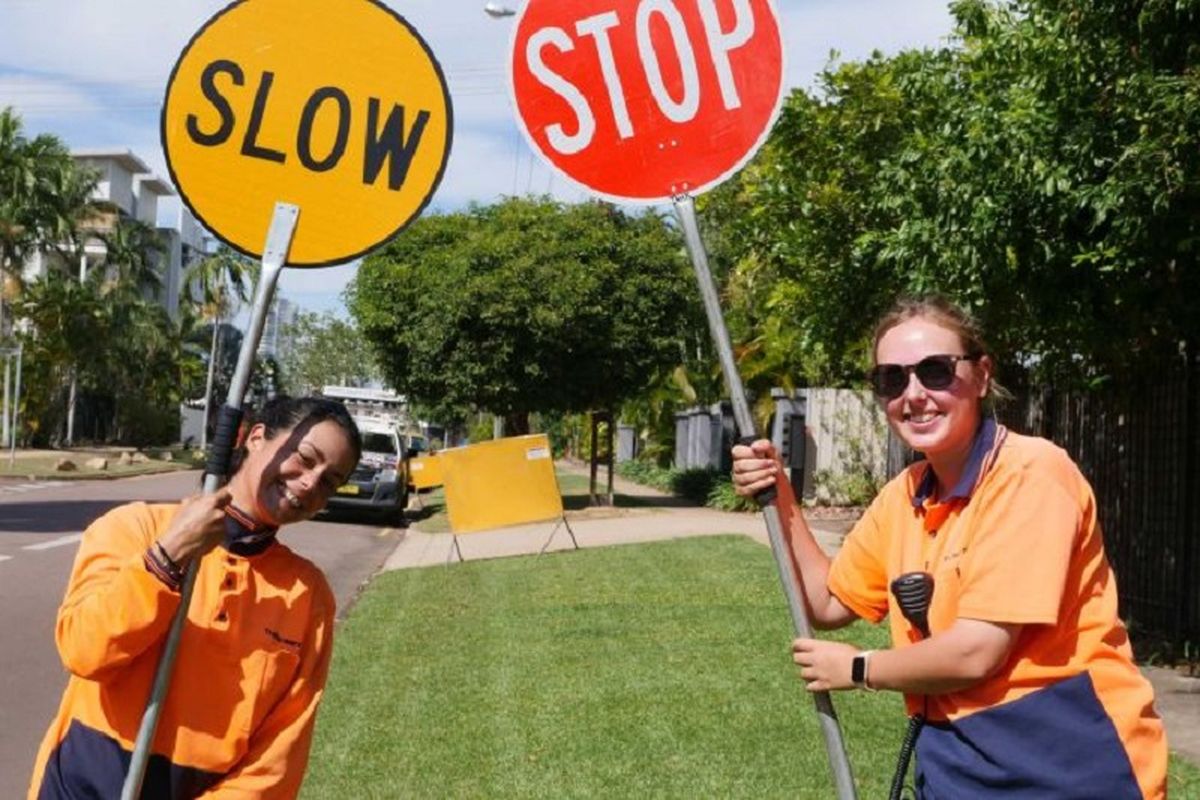 Profesi lollypop lady kini populer di kalangan perempuan pemegang working holiday visa (WHV) di Australia. (ABC News/Gabrielle Lyons)