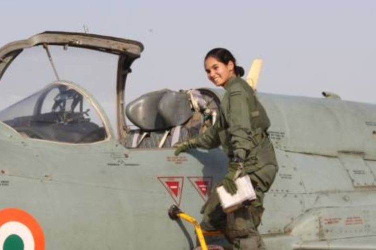 Avani Chaturvedi, saat memeriksa jet tempur MiG-21 milik AU India yang akan diterbangkannya.