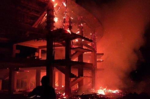 Gedung Sport Hall Bangka Barat yang Masih Proses Pembangunan Terbakar