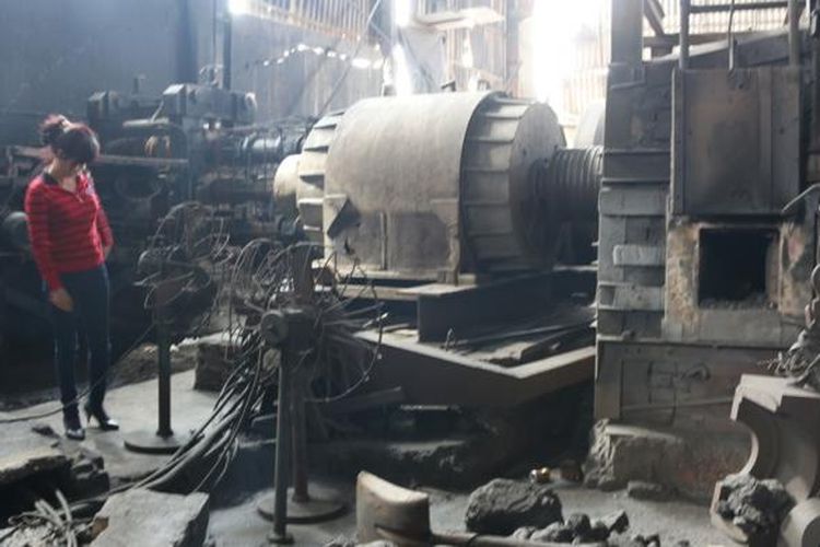 Tran Th? Loi di bengkel produksi baja miliknya dimana telah memproduksi bahan konstruksi dari besi batangan. Mesin di sebelahnya dibeli seharga 350.000 dollar AS atau Rp 4.550.000.000.