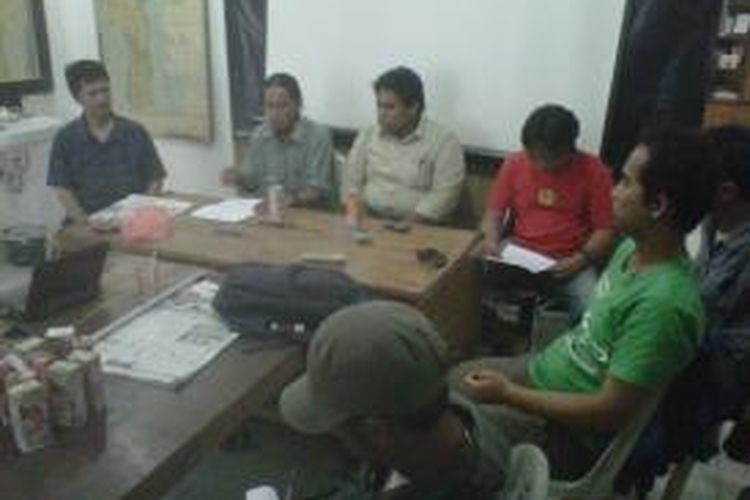 Beberapa Serikat Buruh, LBH Makassar, organisasi mahasiswa menggelar konfrensi pers terkait rencana mogok nasional di kantor LBH Makassar, Senin (21/10/2013) siang.