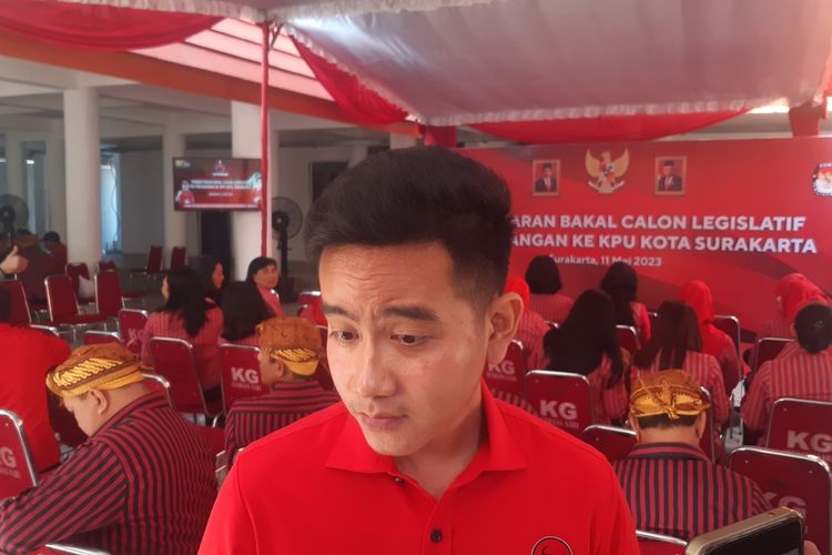 Wali Kota Solo Gibran Rakabuming Raka saat menghadiri pemberangkatan bacaleg PDI-P di Kantor DPC PDI-P Solo, Jawa Tengah, Kamis (11/5/2023).
