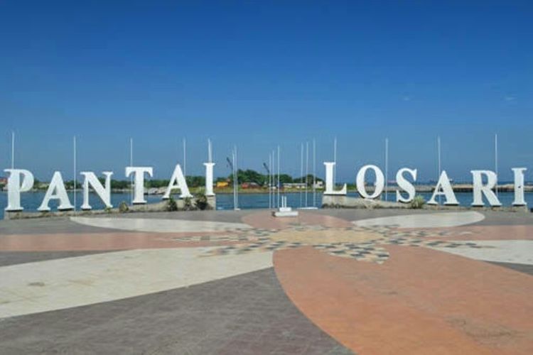 Anjungan Pantai Losari, Makassar ditutup sementara selama 14 hari kedepan dimulai hari ini, Rabu (18/3/2020) hingga Selasa (31/3/2020).