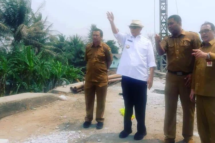 Gubernur Banten Wahidin Halim (memakai kemeja putih) di dampingi Kepala Dinas Pekerjaan Umum Hadi berserta staf, survei Jalan akses pariwisata di Anyer dan Banten Selatan.