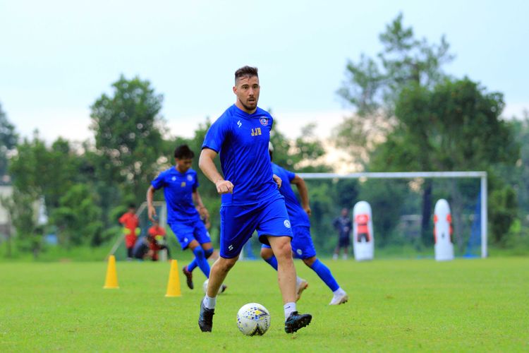 Pemain asing Arema FC asal Argentina, Jonathan Bauman latihan perdana nutuk persiapan musim 2020 di Lapangan Dirgantara Pakis, Jawa Timur, Kamis (31/01/2020) sore. 