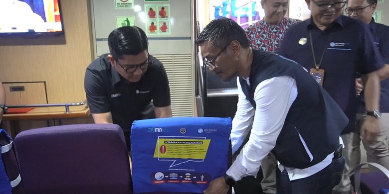 Jasa Raharja menyerahkan bantuan cover seat kepada Oceanna Group, dan melakukan pemasangan cover seat di seluruh kursi kapal laut Oceana.