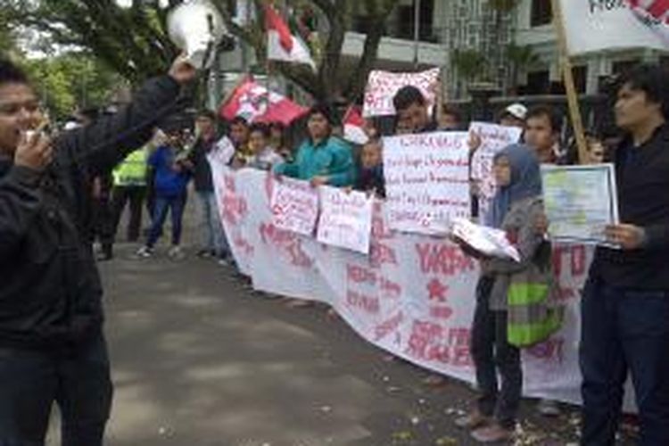 Mahasiswa Malang tolak WTO dan mendesak Presiden SBY bubarkan WTO. Jumat (6/12/2013).
